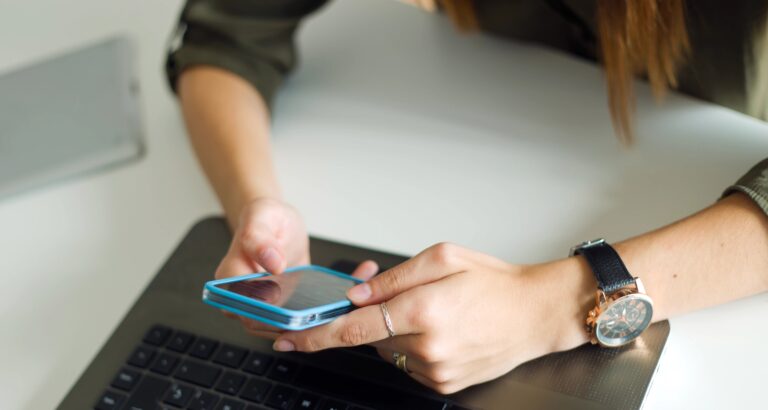 Inteligência artificial vira porta de entrada do consumo digital e deve ditar regras até 2026